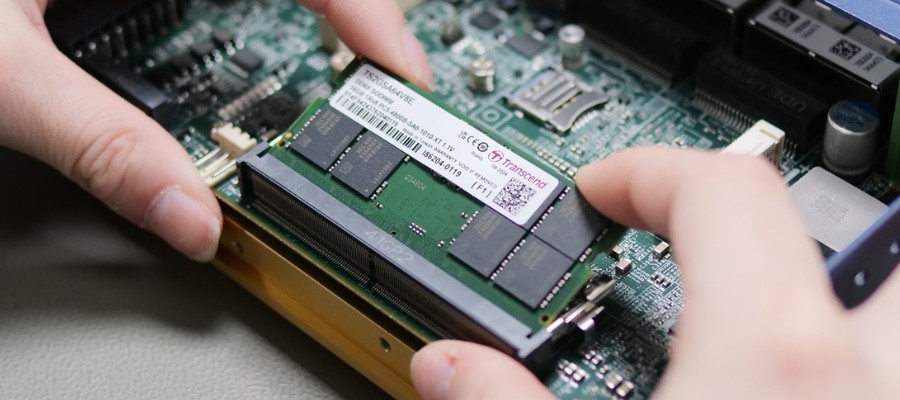 transcend ddr5 being inserted into an embedded pc